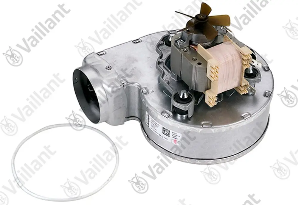 Vaillant Gebläse mit einem Motor und Kühlventilator, montiert auf einem Gehäuse mit einem Anschlussloch, geeignet für Heizungs- und Lüftungsanwendungen.